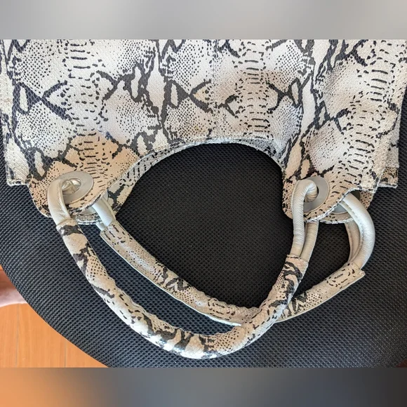 Snakeskin Pattern Handbag - Picture 2 of 7
